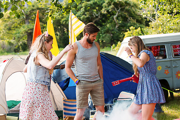 포토 JPG 해외이미지 백인 여자 남자 행복 텐트 대화 20대 성인 야외 세명 햇빛 맑음 봄 캠핑 시골 잡기 캠핑장 소통 성인만 해외202004 해외포토 서양인 계절 감정 컨셉 모션 레저 날씨 캠핑도구 말하기 사람 청년 태양 파일형식