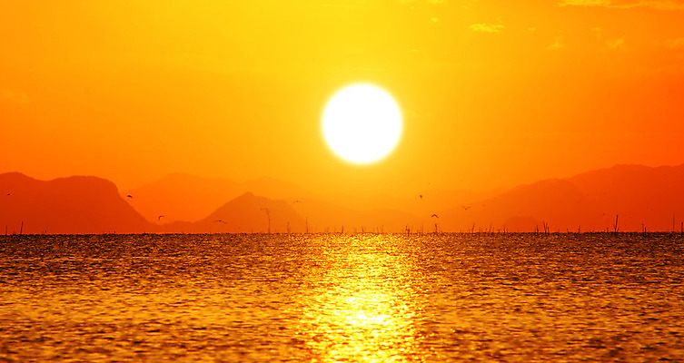 포토 JPG 해외이미지 바다 백그라운드 자연 하늘 풍경 사람없음 빨간색 빛 햇빛 태양 반사 노란색 일출 황혼 일몰 수평선 해외202004 해외포토 자연요소 컬러 노을 생태계 파일형식