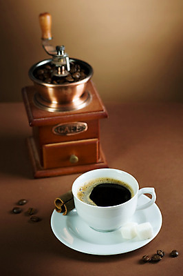 포토 JPG 해외이미지 디자인 커피 음료 음식 벽 백그라운드 사람없음 내부 컵 갈색 검은색 카페 머그컵 설탕 그라인더 에스프레소 카페인 국경 해외202004 해외포토 식기 컬러 상점 커피용품 파일형식