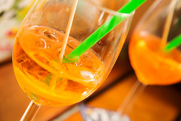 포토 JPG 해외이미지 음료 오렌지 유리 주류 사람없음 야외 장미 파티 와인 냉동 얼음 추위 축하 알코올 신선 칵테일 바 액체 야간 큐브 오브젝트 클럽 상쾌 디스코 밀짚 알코올중독 정물화 해외202004 해외포토 자연요소 꽃 감정 음악 컨셉 과일 재질 이벤트 춤 짚 그림 중독 파일형식