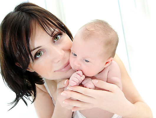 포토 JPG 해외이미지 백인 라이프스타일 응시 여자 얼굴 가족 안기 엄마 사랑 미소 사람 상반신 성인 두명 앞모습 부모 육아 아기 잡기 돌봄 해외202004 해외포토 서양인 시선 감정 뷰포인트 관계 모션 표정 생활 신체부위 파일형식