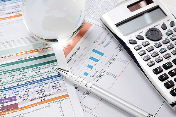 포토 JPG 해외이미지 종이 지구 컨셉 돈 회사 비즈니스 통계 그래프 사람없음 세계 사무실 펜 볼펜 지구본 계산기 정보 업무 계산 계획 예측 오브젝트 무역 보고서 문서 경영 수입 자금 해외202004 해외포토 산업 문구용품 금융 필기구 장비 작업 재산 파일형식