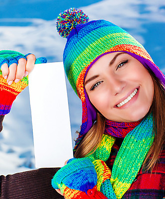 포토 JPG 해외이미지 백인 모델 손 계절 여자 행복 종이 무기 얼굴 크리스마스 겨울 텍스트 자연 날씨 휴가 관리 한명 사람 성인 야외 파란색 컬러풀 공백 흰색 인사 잡기 신용카드 엽서 캡모자 카피스페이스 해외202004 해외포토 서양인 모자_잡화 1 기념일 감정 컬러 모션 신체부위 금융 예절 편지 생태계 파일형식