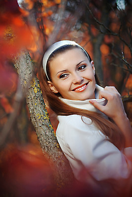 포토 JPG 해외이미지 나무 모델 응시 공원 여자 행복 얼굴 잎 자연 휴식 한명 사람 성인 야외 빨간색 청춘 유행 걷기 가을 신선 숲 피부 입술 성인여자한명만 해외202004 해외포토 식물 1 시선 계절 공공시설 감정 컬러 컨셉 모션 신체부위 생태계 여자한명만 성인여자만 파일형식