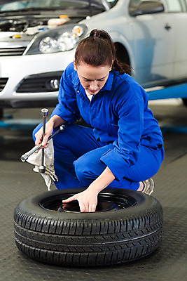 포토 JPG 해외이미지 백인 직업 여자 자동차 노동자 실내 작업복 한명 20대 성인 스패너 작업실 기술자 수리 집중 서비스 타이어 걸레 정비공 정비소 차고 성인여자한명만 해외202004 해외포토 서양인 1 옷 육상교통 컨셉 사람 청년 내부 공구 청소도구 여자한명만 성인여자만 파일형식