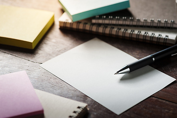 포토 JPG 해외이미지 여자 종이 백그라운드 탁자 아이디어 사람없음 펜 다이어리 공책 공백 작업 페이지 해외202004 해외포토 가구 컨셉 문구용품 사람 필기구 사무용품 파일형식