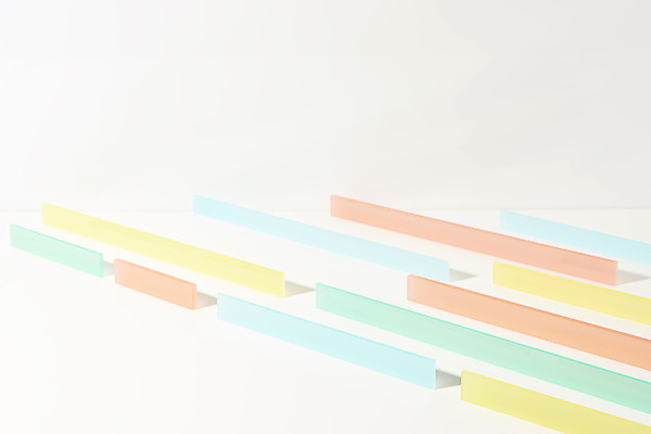 포토 JPG 스튜디오촬영 조각 백그라운드 조명 실내 사람없음 빛 컬러풀 사각형 여러개 배열 흰배경 일렬 직사각형 반투명 아크릴 국내포토 도형 컬러 다수 재질 내부 흰색 파일형식