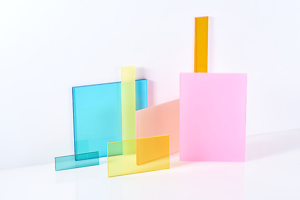 포토 JPG 스튜디오촬영 조각 백그라운드 조명 실내 사람없음 빛 컬러풀 사각형 여러개 흰배경 반투명 아크릴 국내포토 도형 컬러 다수 재질 내부 흰색 파일형식