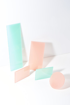 포토 JPG 스튜디오촬영 조각 백그라운드 조명 실내 사람없음 빛 컬러풀 사각형 여러개 원형 흰배경 반투명 아크릴 국내포토 도형 컬러 다수 재질 내부 흰색 파일형식