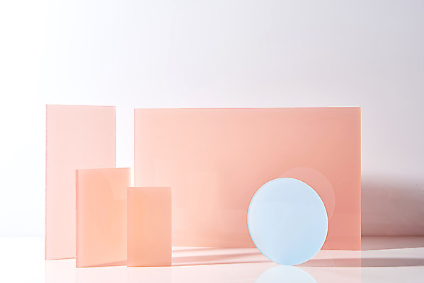 포토 JPG 스튜디오촬영 조각 백그라운드 조명 실내 사람없음 빛 컬러풀 사각형 여러개 원형 흰배경 반투명 아크릴 국내포토 도형 컬러 다수 재질 내부 흰색 파일형식