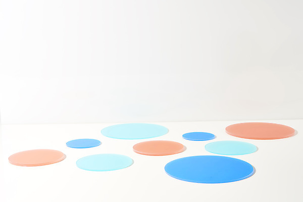 포토 JPG 스튜디오촬영 조각 백그라운드 조명 실내 사람없음 빛 컬러풀 여러개 원형 흰배경 반투명 아크릴 국내포토 도형 컬러 다수 재질 내부 흰색 파일형식