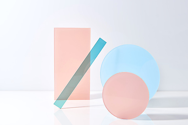 포토 JPG 스튜디오촬영 조각 백그라운드 조명 실내 사람없음 빛 컬러풀 사각형 여러개 원형 흰배경 반투명 아크릴 국내포토 도형 컬러 다수 재질 내부 흰색 파일형식