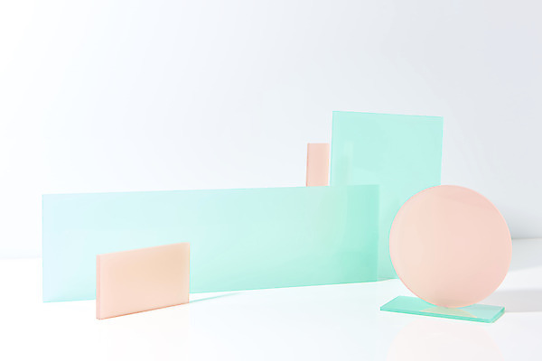 포토 JPG 스튜디오촬영 조각 백그라운드 조명 실내 사람없음 빛 컬러풀 사각형 여러개 원형 흰배경 반투명 아크릴 국내포토 도형 컬러 다수 재질 내부 흰색 파일형식