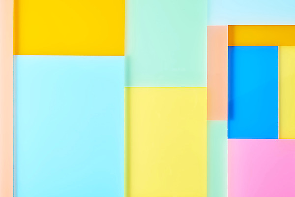 포토 JPG 스튜디오촬영 조각 백그라운드 패턴 조명 실내 사람없음 빛 컬러풀 사각형 여러개 흰배경 모자이크 반투명 아크릴 국내포토 도형 컬러 다수 무늬 재질 내부 흰색 파일형식