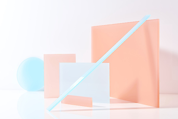 포토 JPG 스튜디오촬영 조각 백그라운드 조명 실내 사람없음 빛 컬러풀 사각형 여러개 원형 흰배경 반투명 아크릴 국내포토 도형 컬러 다수 재질 내부 흰색 파일형식