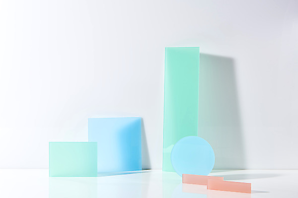 포토 JPG 스튜디오촬영 조각 백그라운드 조명 실내 사람없음 빛 컬러풀 사각형 여러개 흰배경 반투명 아크릴 국내포토 도형 컬러 다수 재질 내부 흰색 파일형식