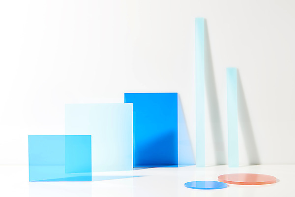 포토 JPG 스튜디오촬영 조각 백그라운드 조명 실내 사람없음 빛 컬러풀 사각형 여러개 흰배경 반투명 아크릴 국내포토 도형 컬러 다수 재질 내부 흰색 파일형식