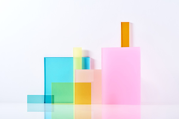 포토 JPG 스튜디오촬영 조각 백그라운드 조명 실내 사람없음 빛 컬러풀 사각형 여러개 흰배경 반투명 아크릴 국내포토 도형 컬러 다수 재질 내부 흰색 파일형식