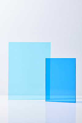 포토 JPG 스튜디오촬영 조각 백그라운드 조명 실내 사람없음 파란색 빛 사각형 두개 흰배경 반투명 아크릴 국내포토 도형 컬러 2 재질 내부 흰색 파일형식