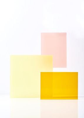 포토 JPG 스튜디오촬영 조각 백그라운드 조명 실내 사람없음 빛 컬러풀 사각형 세개 흰배경 반투명 아크릴 국내포토 도형 컬러 재질 3 내부 흰색 파일형식