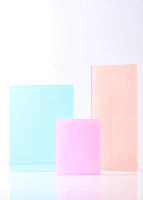 포토 JPG 스튜디오촬영 조각 백그라운드 조명 실내 사람없음 빛 컬러풀 사각형 세개 흰배경 반투명 아크릴 국내포토 도형 컬러 재질 3 내부 흰색 파일형식