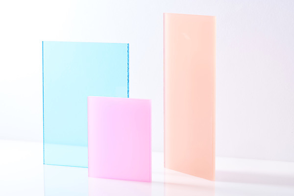 포토 JPG 스튜디오촬영 조각 백그라운드 조명 실내 사람없음 빛 컬러풀 사각형 여러개 흰배경 반투명 아크릴 국내포토 도형 컬러 다수 재질 내부 흰색 파일형식