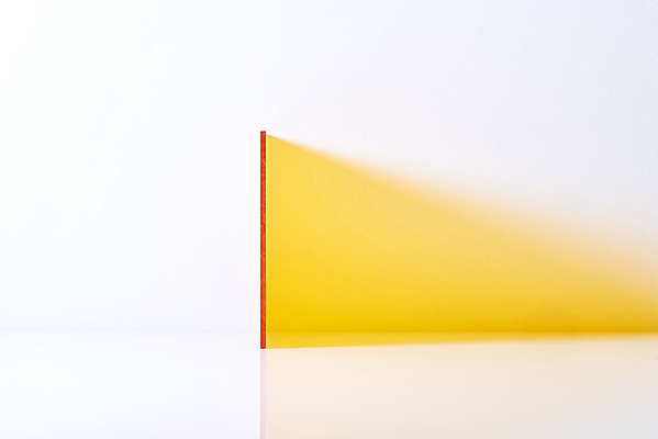 포토 JPG 스튜디오촬영 조각 백그라운드 조명 실내 그림자 사람없음 빛 한개 문 사각형 주황색 흰배경 반투명 아크릴 국내포토 도형 1 컬러 재질 내부 흰색 파일형식