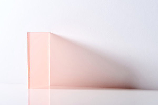 포토 JPG 스튜디오촬영 분홍색 조각 백그라운드 조명 실내 그림자 사람없음 빛 한개 문 사각형 흰배경 반투명 아크릴 국내포토 도형 1 컬러 재질 내부 흰색 파일형식