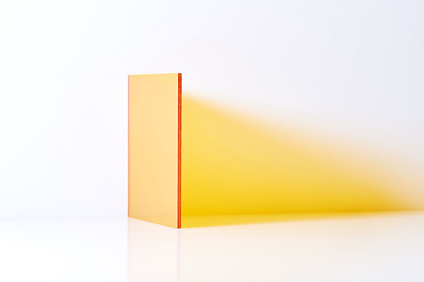 포토 JPG 스튜디오촬영 조각 백그라운드 조명 실내 그림자 사람없음 빛 한개 문 사각형 주황색 흰배경 반투명 아크릴 국내포토 도형 1 컬러 재질 내부 흰색 파일형식