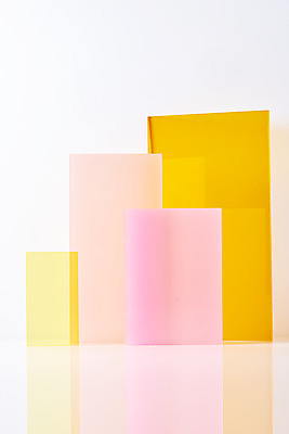 포토 JPG 스튜디오촬영 조각 백그라운드 조명 실내 사람없음 빛 컬러풀 사각형 여러개 흰배경 반투명 아크릴 국내포토 도형 컬러 다수 재질 내부 흰색 파일형식