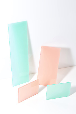 포토 JPG 스튜디오촬영 조각 백그라운드 조명 실내 사람없음 빛 컬러풀 사각형 여러개 흰배경 반투명 아크릴 국내포토 도형 컬러 다수 재질 내부 흰색 파일형식