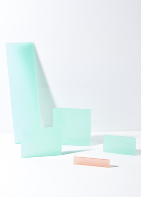 포토 JPG 스튜디오촬영 조각 백그라운드 조명 실내 사람없음 빛 컬러풀 사각형 여러개 흰배경 반투명 아크릴 국내포토 도형 컬러 다수 재질 내부 흰색 파일형식