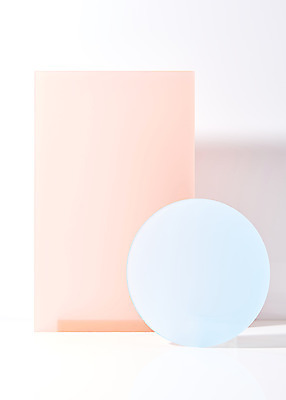 포토 JPG 스튜디오촬영 조각 백그라운드 조명 실내 사람없음 빛 컬러풀 사각형 두개 원형 흰배경 반투명 아크릴 국내포토 도형 컬러 2 재질 내부 흰색 파일형식