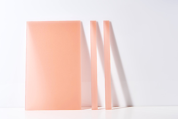 포토 JPG 스튜디오촬영 분홍색 조각 백그라운드 조명 실내 사람없음 빛 사각형 세개 흰배경 반투명 아크릴 국내포토 도형 컬러 재질 3 내부 흰색 파일형식