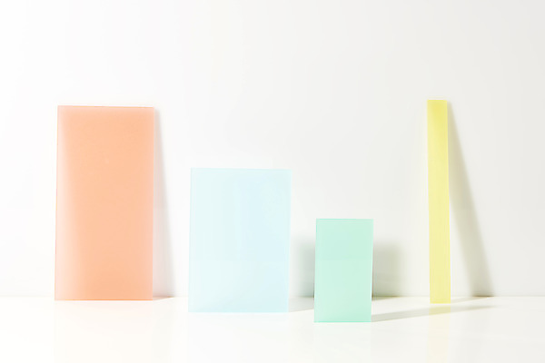 포토 JPG 스튜디오촬영 조각 백그라운드 조명 실내 사람없음 빛 컬러풀 사각형 여러개 반투명 아크릴 국내포토 도형 컬러 다수 재질 내부 파일형식