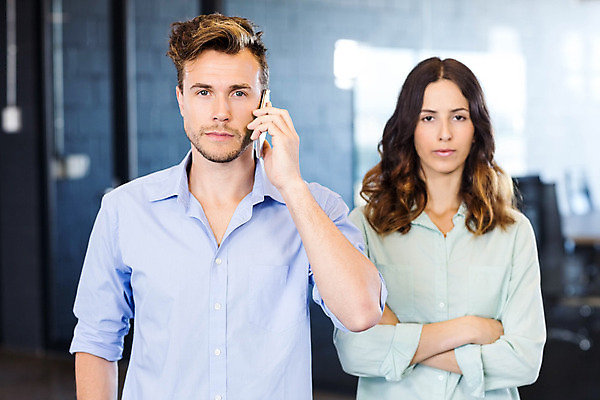 포토 JPG 해외이미지 백인 라이프스타일 응시 여자 남자 비즈니스 협력 직장 실내 서기 20대 성인 두명 30대 스마트폰 사무실 팔짱 비즈니스맨 비즈니스우먼 무선전화기 동료 소통 해외202004 해외포토 서양인 시선 컨셉 회사 관계 모션 사람 청년 내부 생활 장년 핸드폰 스마트기기 직장인 전화기 파일형식