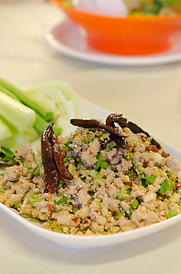 포토 JPG 해외이미지 접시 음식 조각 채소 태국 고추 양파 육류 돼지고기 요리 동양인 사람없음 초록색 식사 샐러드 신선 향신료 매움 다진 해외202004 해외포토 식기 아시아 컬러 식재료 인종 맛 향미료 파일형식