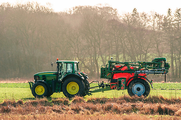 포토 JPG 해외이미지 산업 밭 농업 자연 조류 풍경 초원 사람없음 야외 치료 농작물 농장 농경지 흙 수확 추수 가을 독약 농부 스프레이 분무기 트랙터 거름 농약 밭일 생태학 화학물질 해외202004 해외포토 동물 직업 계절 교육 의학 화학 농기계 생태계 특수차량 파일형식