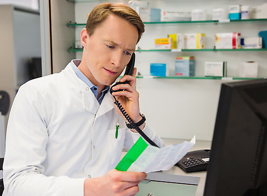 포토 JPG 해외이미지 백인 남자 실내 한명 상반신 20대 스마트폰 약 외침 찡그림 약국 처방 통화 조제 약사 의료성형뷰티 성인남자한명만 해외202004 해외포토 서양인 1 의학 모션 표정 사람 청년 내부 핸드폰 스마트기기 소리 만들기 남자한명만 성인남자만 파일형식