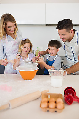 포토 JPG 해외이미지 백인 라이프스타일 커플 응시 여자 남자 딸 행복 아들 어린이 가족 탁자 엄마 함께함 실내 사랑 요리 서기 소년 여러명 20대 부모 쿠키 주방 앞치마 도움 사발 아빠 굽기 준비 조리대 만들기 밀가루 밀대 언니 남동생 해외202004 해외포토 서양인 시선 감정 가구 다수 컨셉 관계 모션 주방용품 디저트 사람 청년 내부 생활 사기그릇 가루 구이 자매 동생 파일형식