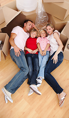 포토 JPG 해외이미지 백인 여자 딸 행복 아들 어린이 가족 모션 엄마 새로움 바닥 아파트 주택 피곤 사랑 사람 소년 여러명 성인 상자 기쁨 방 아빠 플랫 형제 판지 해외202004 해외포토 서양인 남자 감정 다수 컨셉 관계 건물 파일형식