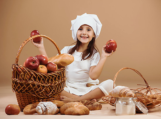 포토 JPG 해외이미지 직업 어린이 음식 백그라운드 놀이 주방용품 요리 한명 사람 목재 바구니 주방 숟가락 요리사 식사 앞치마 빵집 게임 도구 사과 작음 굽기 먹기 베이글 밀가루반죽 덩어리 번 제빵사 해외202004 해외포토 나무 1 빵 생활용품 과일 재료 모션 수저 상점 크기 구이 반죽 파일형식