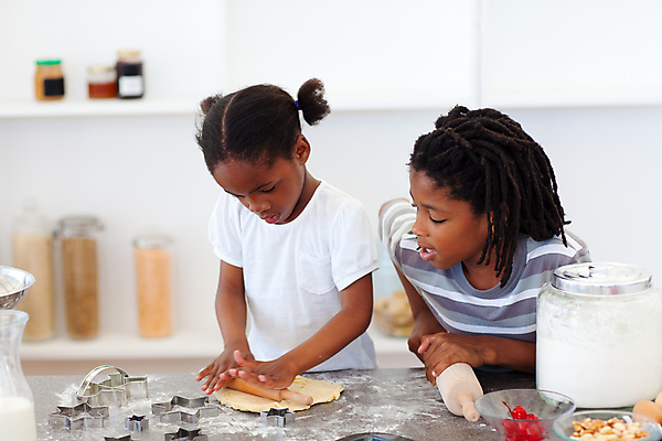 포토 JPG 해외이미지 라이프스타일 손 여자 남자 딸 어린이 음식 가족 함께함 실내 요리 사람 소년 두명 학습 쿠키 주방 요리사 식사 빵집 사발 굽기 준비 반죽 만들기 밀가루 언니 남동생 해외202004 해외포토 직업 교육 컨셉 관계 모션 디저트 내부 생활 신체부위 상점 사기그릇 가루 구이 자매 동생 파일형식