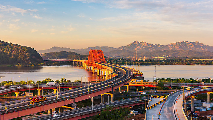 포토 JPG 해외이미지 디자인 아시아 건축양식 하늘 거리 프레임 서울 한국 사람없음 야외 물 강 도시풍경 일몰 새벽 도시 장면 남쪽 철강 해외202004 해외포토 자연요소 건축 나라 풍경 노을 방향 파일형식