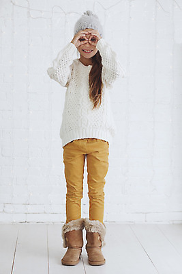 포토 JPG 해외이미지 모델 라이프스타일 옷 계절 어린이 벽 포즈 백그라운드 신발 겨울 바지 부츠 따뜻함 한명 사람 10대 노란색 유행 흰색 청바지 스웨터 니트 스타일 해외202004 해외포토 1 컬러 상의 청소년 하의 생활 파일형식