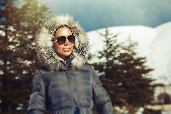 포토 JPG 해외이미지 나무 백인 라이프스타일 응시 여자 행복 여행 겨울 자연 날씨 휴가 산 털 건강 한명 사람 성인 야외 선글라스 유행 여행객 맑음 기쁨 추위 코트 화려 우아함 숲 스타일 해외202004 해외포토 서양인 식물 1 시선 계절 감정 안경 컨셉 생활 외투 생태계 파일형식