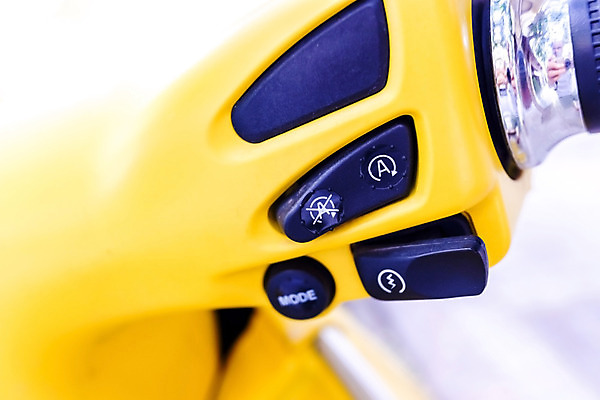 포토 JPG 해외이미지 여행 백그라운드 비즈니스 교통시설 모션 아이디어 사람없음 야외 빛 노란색 자전거 장비 운전 에너지 과학기술 스쿠터 오토바이 공구 도시 원형 승차 플라스틱 심볼 묘사 오브젝트 속도 시작 복고 순환 전자 클릭 엔진 스위치 고립 제어 해외202004 해외포토 도형 컬러 교통 컨셉 재질 기술 바이크 도구 시설 파일형식