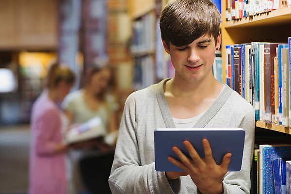 포토 JPG 해외이미지 백인 학생 교육 남자 백그라운드 책장 갈색머리 실내 한명 서기 20대 책 학습 스터디 태블릿 터치 정보 잡기 도서관 대학교 터치스크린 해외202004 해외포토 서양인 1 헤어스타일 가구 학교 모션 사람 청년 내부 전자제품 스마트기기 파일형식
