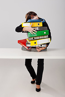 포토 JPG 해외이미지 전신 여자 안기 스트레스 직장 피곤 한명 사람 상반신 성인 앞모습 사무실 쌓기 기댐 표현 잡기 업무 비즈니스우먼 좌절 책상 흰배경 폴더 업무과다 과부하 성인여자한명만 해외202004 해외포토 1 감정 뷰포인트 가구 백그라운드 컨셉 회사 비즈니스 모션 흰색 작업 직장인 파일 여자한명만 성인여자만 파일형식