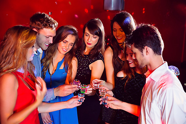 포토 JPG 해외이미지 백인 긴머리 드레스 여자 남자 행복 함께함 실내 사람 이벤트 여러명 20대 성인 파티 우정 축하 잡기 바 화려 클럽 흥분 축배 성인만 유흥 해외202004 해외포토 서양인 헤어스타일 옷 감정 다수 컨셉 모션 청년 내부 친구 파일형식